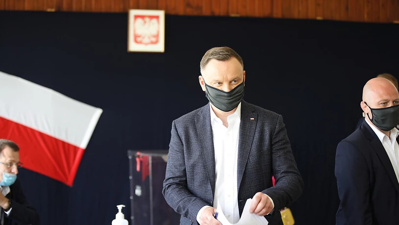 Der von der nationalkonservativen Regierungspartei PiS gestellte Amtsinhaber Andrzej Duda (Mitte) gilt Umfragen zufolge als Favorit.