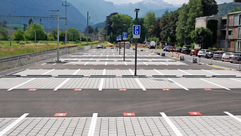 So soll es nicht bleiben: Die 70 neuen Autoparkplätze hinter dem Güterschuppen sind noch leer – lange wird das wohl nicht so bleiben.
