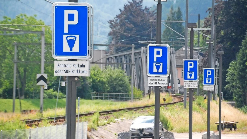 In Reih und Glied: Die neuen Parkplätze hinter dem Glarner Güterschuppen sind nicht gratis, aber decken ein Bedürfnis ab.