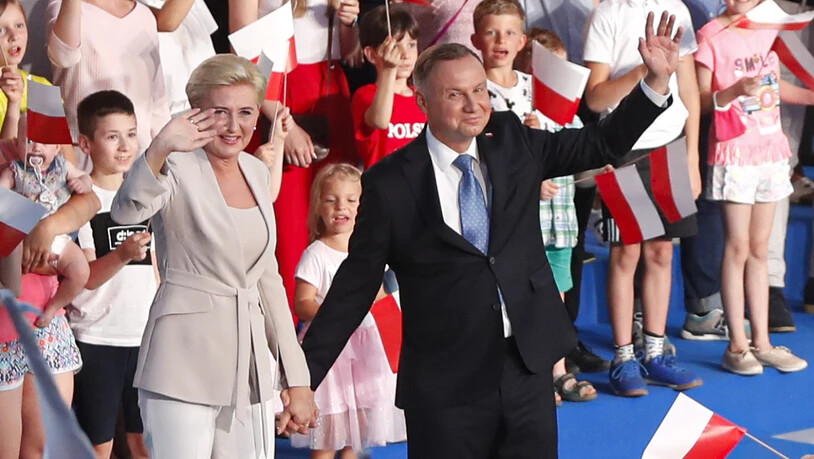 Andrzej Duda (vorne,r), Präsident von Polen, und seine Frau Agata Kornhauser-Duda kurz nach dem Ende des Wahltages zur Präsidentschaft. Foto: Petr David Josek/AP/dpa