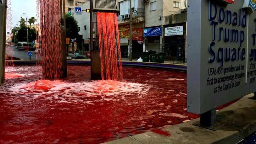 HANDOUT - Aus Protest gegen Annexionspläne Israels im besetzten Westjordanland haben Unbekannte einen Springbrunnen auf dem Donald-Trump-Platz bei Tel Aviv mit Kunstblut rot gefärbt. Foto: -/Israeli police/dpa - ACHTUNG: Nur zur redaktionellen Verwendung…