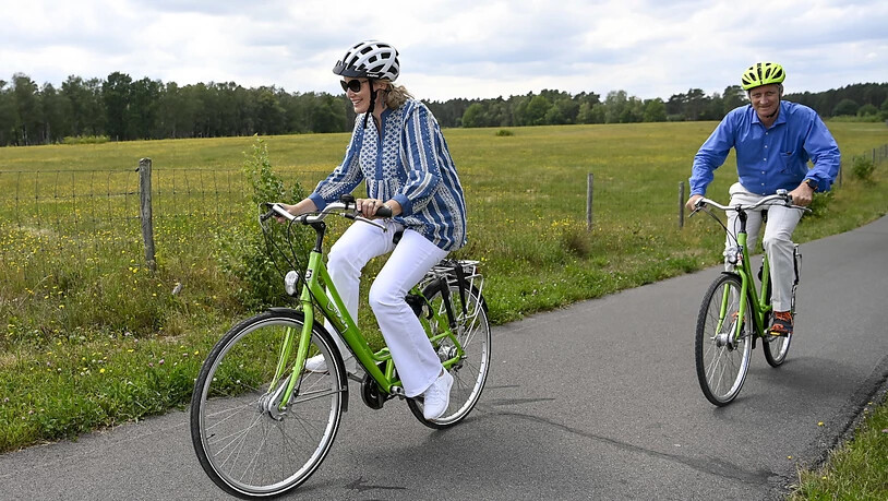 dpatopbilder - Königin Mathilde von Belgien und König Philippe von Belgien während einer Fahrradtour im Rahmen eines Familienausflugs im Bokrijk-Park und Freilichtmuseum. Foto: Dirk Waem/BELGA/dpa