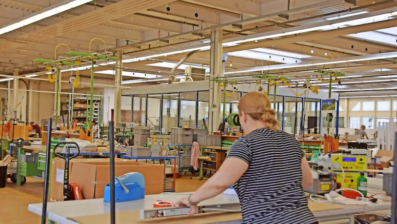 In der grossen Produktionshalle der Tulux sind nicht alle Arbeitsplätze besetzt: Bete Spaqi packt eine Leuchte ein.