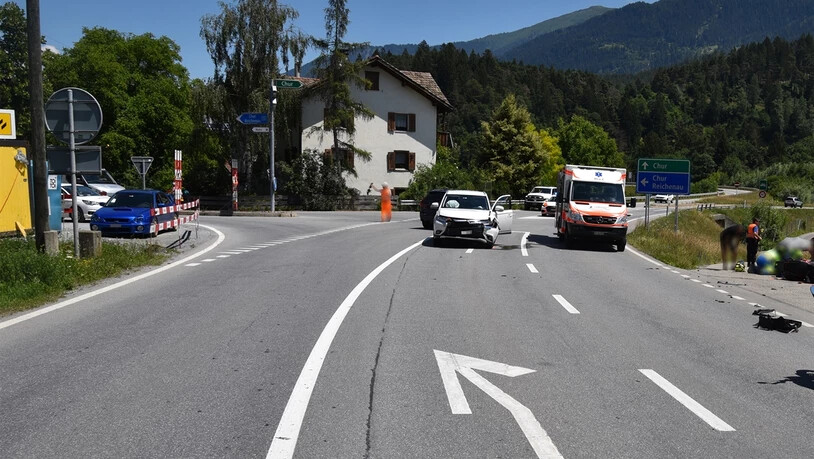 Bei dem Unfall stürzte der Töfffahrer und zog sich Verletzungen zu.