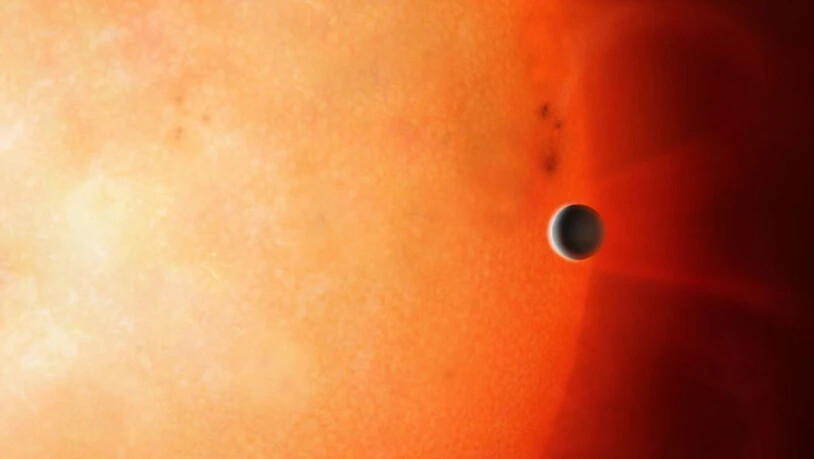 Künstlerische Darstellung des massereichen Exoplaneten TOI 849 b, der ganz nah um seinen Stern kreist. Er ist ein Gasriese ohne Gas, also nur noch der blossliegende Kern, eine bisher nie gesehene astronomische Singularität. Die Universität Bern ist…