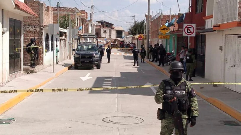Soldaten der mexikanischen Nationalgarde sperren einen Tatort in Irapuato ab. (Foto:STR /EPA/ KEYSTONE/SDA)