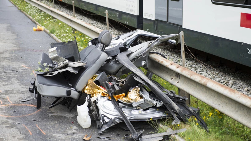 Auf einem unbewachten Bahnübergang in Wolfenschiessen (NW) ereignete sich 2014 das letzte grössere Bahnunglück in der Schweiz. Drei Menschen starben, fünf wurden schwer verletzt. Doch Bahnunfälle werden immer seltener: Letztes Jahr wurden 60 registriert,…
