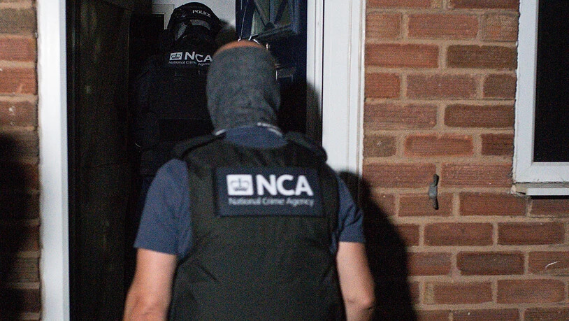 Die National Crime Agency (NCA) und die Polizei beteiligen sich an einer Razzia. Foto: Jacob King/PA Wire/dpa