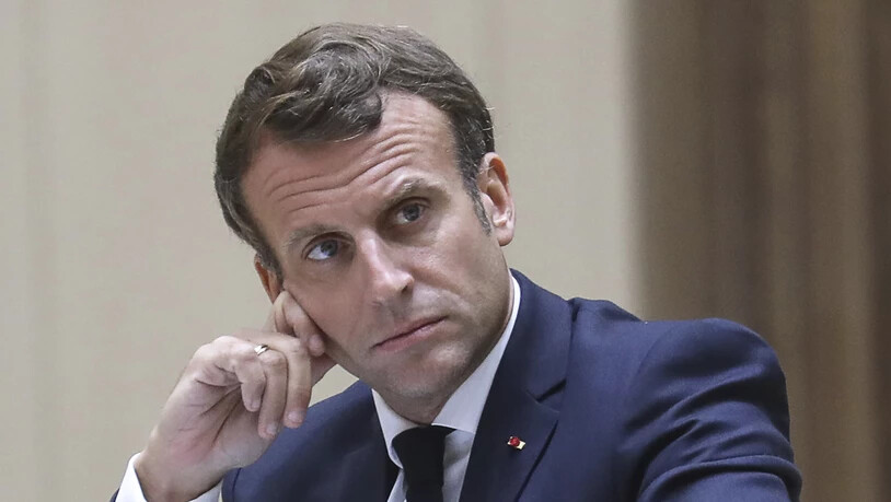 Der französische Präsident Emmanuel Macron will seine Regierung umbilden und seine Politik sozialer ausrichten. (Foto:  Ludovic Marin/AP/KEYSTONE-SDA)