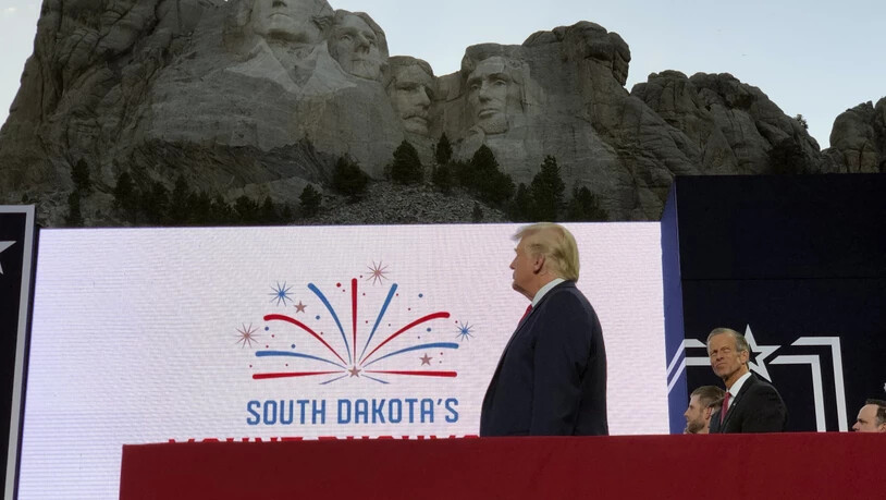 US-Präsident Donald Trump geisselt bei einem Auftritt anlässlich des US-Nationalfeiertags in Mount Rushmore die "gnadenlose Kampagne zur Auslöschung unserer Geschichte". Er zielt damit auf die Debatte über Rassismus in den USA.
