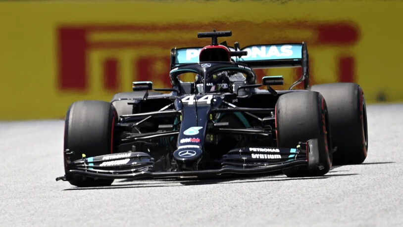 Lewis Hamilton im zweiten Mercedes wurde nach einer Kollision mit Alexander Albon mit einer Zeitstrafe belegt und fiel vom 2. auf den 4. Platz zurück