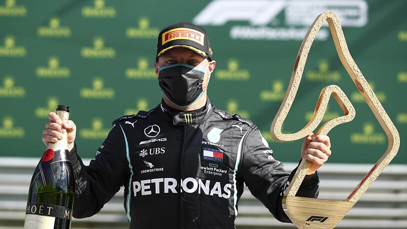 Valtteri Bottas mit Mundschutz, Champagner und Siegertrophäe: Der Finne feierte im Mercedes beim Saisonauftakt der Formel 1 in Spielberg einen überlegenen Start-Ziel-Sieg