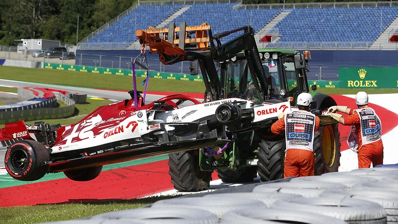 Hilfskräfte bergen das Auto von Kimi Räikkönen. Der für Alfa Romeo Fahrende Finne verlor nach rund drei Viertel der Renndistanz ein Rad und schied an 12. Stelle liegend aus