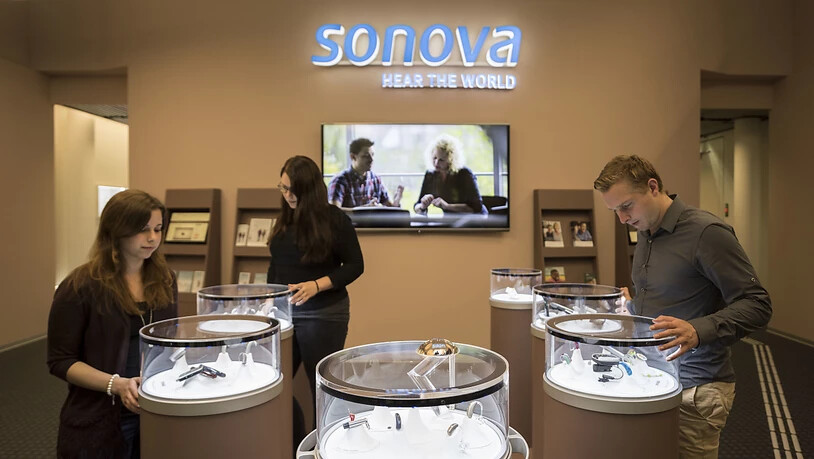 Der Hörgerätehersteller Sonova will das Netz seiner Fachgeschäfte straffen. (Archiv)