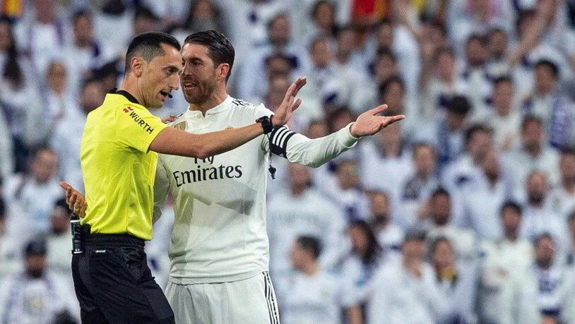 Sergio Ramos im Diskurs mit einem Referee. (Archivbild)