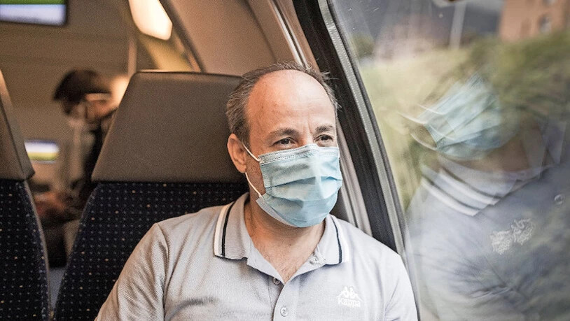 Brave Bürger: Die Glarnerinnen und Glarner halten sich im Zug an die Maskenpflicht, ob Jung oder Alt.