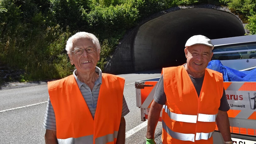 Kampf den Neophyten: Kaspar Rhyner (links) und Engelbert Widmer kennen sich mit den Problempflanzen bestens aus. 