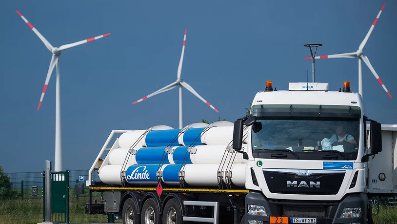Ein Wasserstofftankfahrzeug verlässt das Gelände eines Energieparks in Deutschland: Um Klimaneutralität im Jahre 2050 zu erreichen, braucht es vor allem "grünen" Wasserstoff - etwa aus Windkraft. Die Schweiz ist aktuell daran, das Potential des…