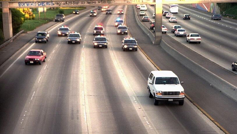 O. J. Simpsons Flucht vor der Polizei in einem weissen Ford Bronco (vorne) wurde zum Medienspektakel