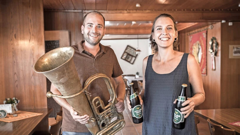 Mitglieder der Musikgesellschaft Harmonie Engi, hier Res Aschwanden und Livia Bortoluzzi, führen die «Krone» in Nidfurn.