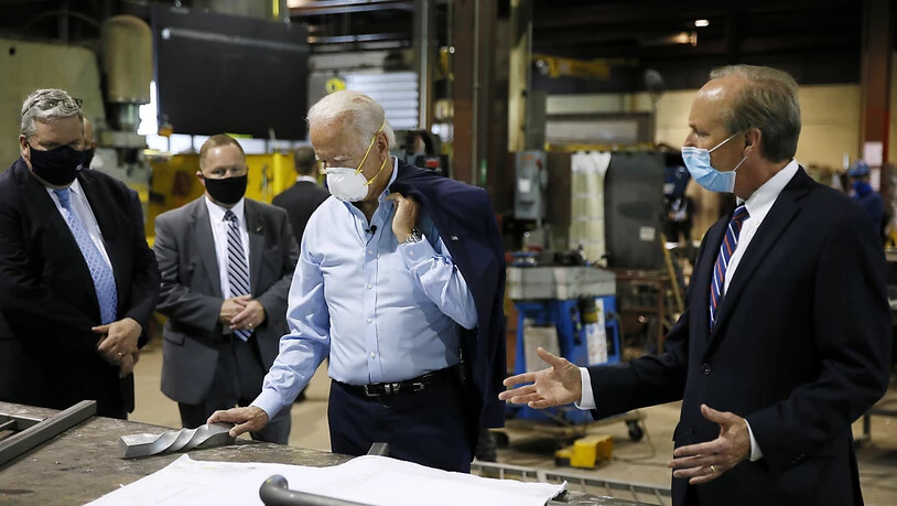 Der designierte demokratische Präsidentschaftskandidat Joe Biden besucht eine Fabrik in Pennsylvania. Er stelle einen Investitionsplan mit einem Volumen von 700  Milliarden Dollar für die US-Mittelschicht vor. (Foto: Matt Slocum/AP/KEYSTONE-SDA)