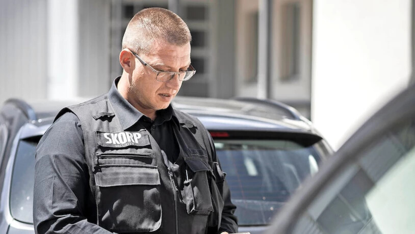 Arben Dzelili kontrolliert unter anderem in Glarus, ob für das Parkieren bezahlt wurde oder nicht.