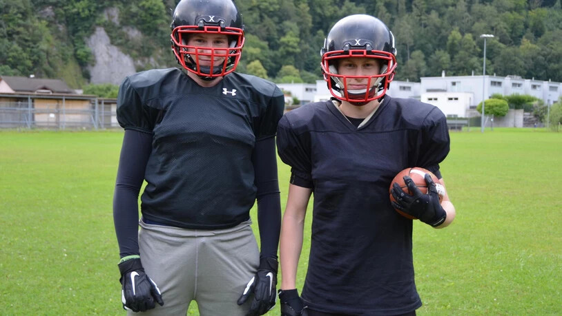 Die Brüder Nicola (links) und Aaron Schwab teilen mit American Football eine gemeinsame Leidenschaft.