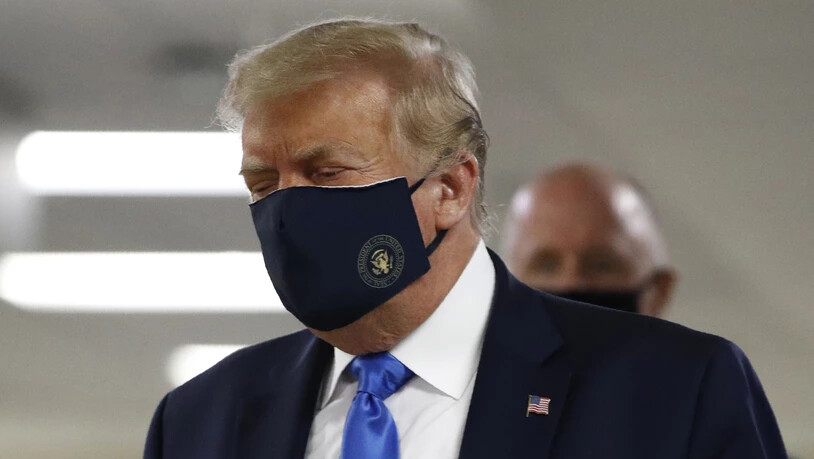 US-Präsident Donald Trump ist am Freitag (Ortszeit) wieder mit einer Schutzmaske aufgetreten - obwohl er das eigentlich nicht gerne macht.