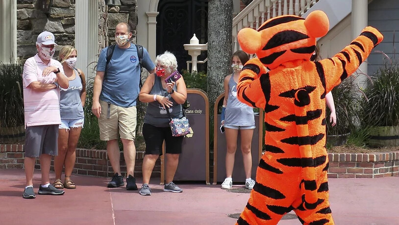 Willkommen mit Schutzmaske: Tigger begrüsst Gäste beu der Wiedereröffnung des Magic Kingdom in Walt Disney World in Lake Buena Vista, Florida.