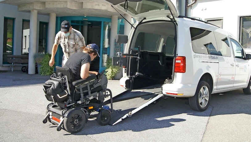 Viktor Sieber macht einen Rollstuhl-Transport von Elm nach Hätzingen.