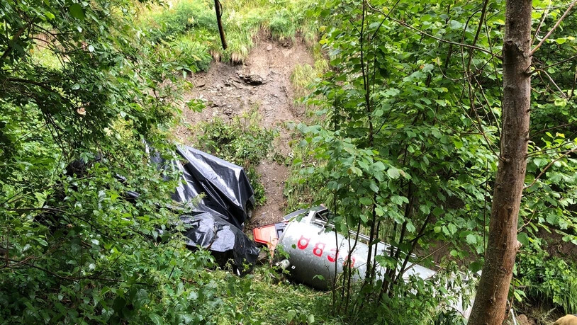 In Cumpel ist ein landwirtschaftliches Fahrzeug einen Abhang hinuntergestürzt. 