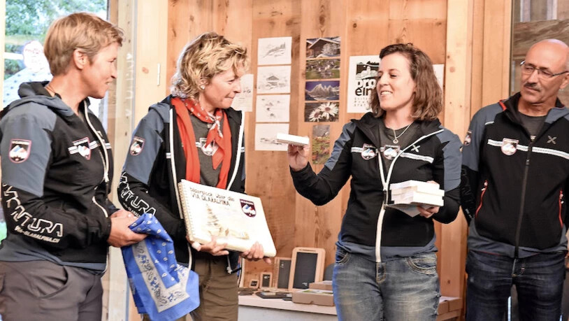 Überraschungsgeschenk: Alois Gisler hat einen Bilderblock über die Via Glaralpina geschaffen und damit die Macher des Glarner Weitwanderwegs überrascht. Bild Claudia Kock Marti