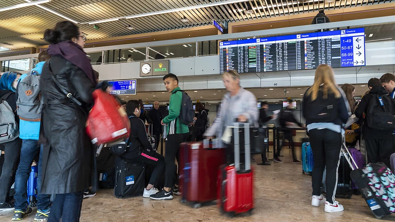Das Bundesamt für Gesundheit will die Einhaltung der Quarantänepflicht von Einreisenden stichprobenartig kontrollieren. Pro Woche sollen die Passagierlisten von 20 bis 30 in der Schweiz ankommenden Flügen überprüft werden. (Themenbild)