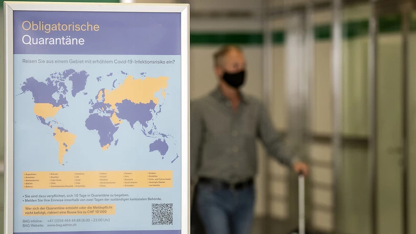 Ab in die  Quarantäne: Ein Plakat im Flughafen Zürich teilt Passagieren aus Risikoländern mit, was  zu tun ist.