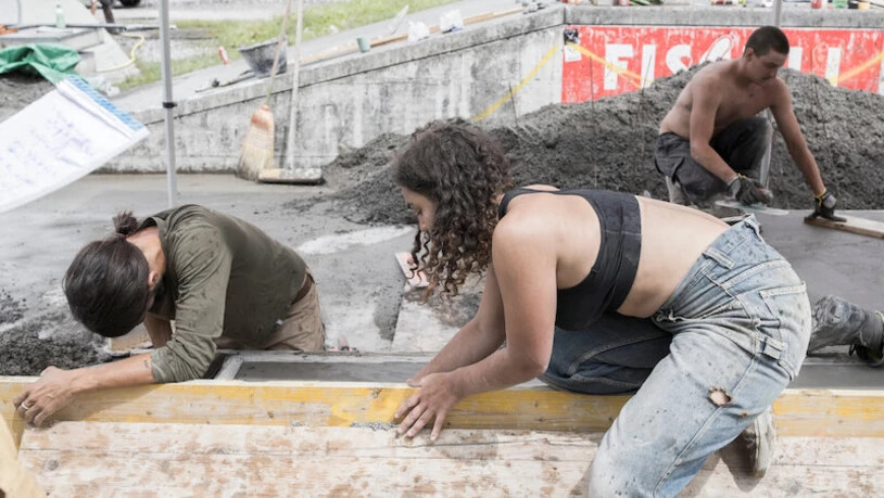 Überdacht: Auch plötzlicher Platzregen kann den fleissigen Helfern unter dem Zelt nichts anhaben. 