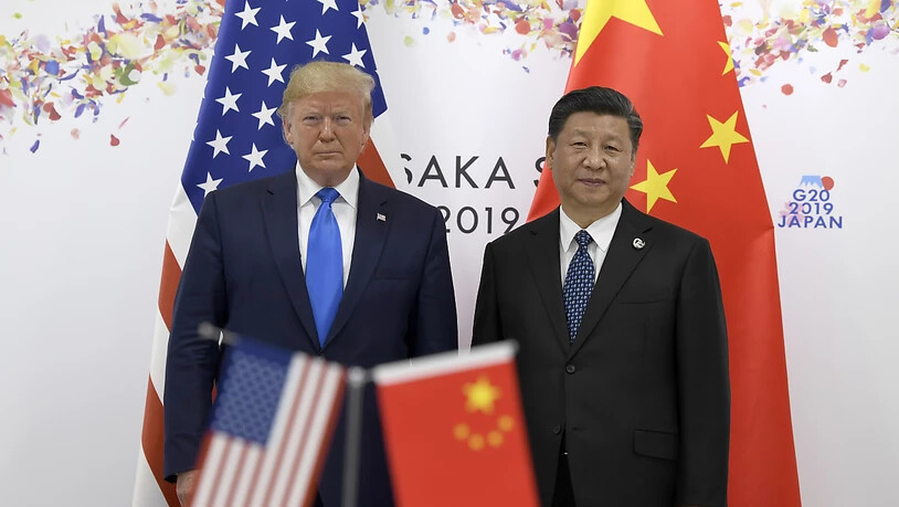 Die Spannungen zwischen den USA und China verschärfen sich. Nun schliesst Chinas Präsident Xi Jinping (rechts) das US-Konsulat in Chengdu, nachdem US-Präsident Donald Trump zuvor seinerseits das chinesische Konsulat in Houston geschlossen hatte. …