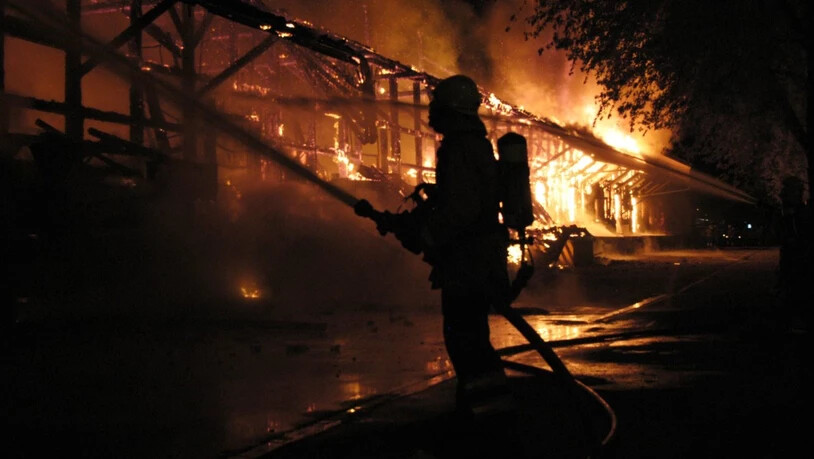 Eine Wohnung und eine angrenzende Scheune sind am Freitagabend bei einem Brand in Courroux JU zerstört worden. (Symbolbild).