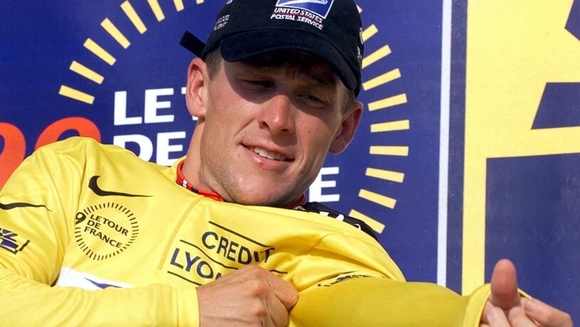 Lance Armstrong streift sich nach seinem Prologsieg am 3. Juli 1999 in Le Puy-du-Fou erstmals das Maillot jaune über