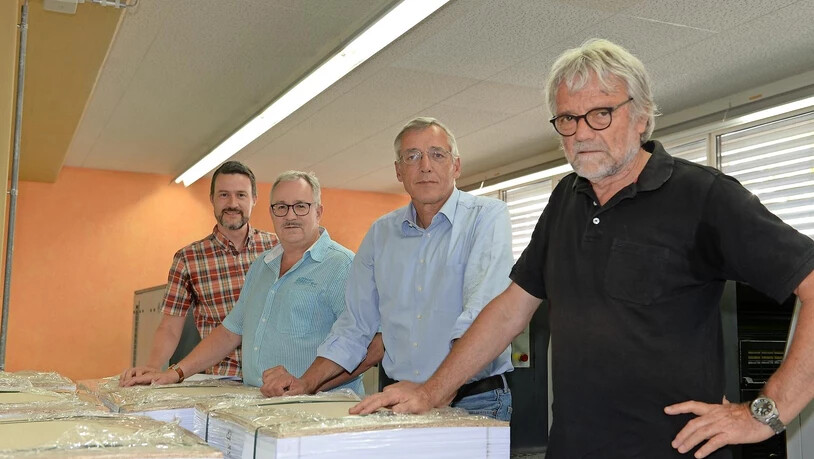 Vom Projekt zu den palettierten Druckbögen: Peter Staub, Thomas Spälti, Andi Lienhard und Fritz Marti (v.l.n.r.) stellen ihr Buch über die Gemeinde Glarus vor.