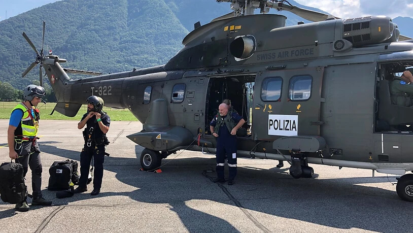 Die Schweizer Armee unterstützt die Tessiner Kantonspolizei bei der Suche nach einem Vermissten mit einem Superpuma.