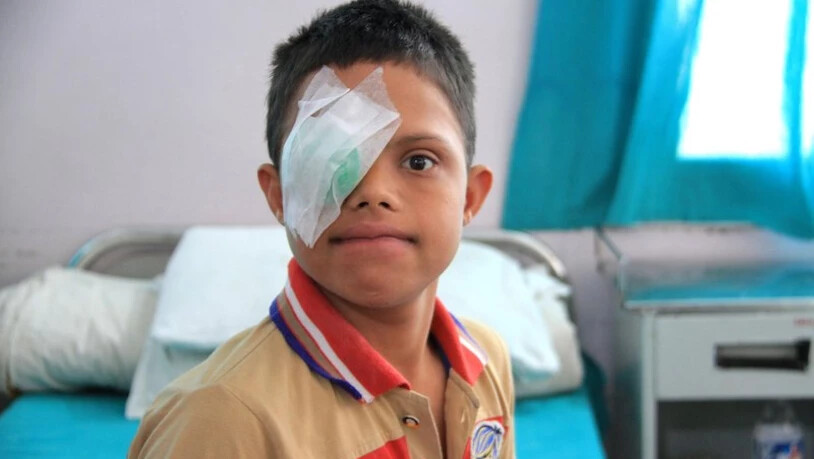 Nach der ersten Augenoperation: Der 13-jährige Navraj aus Indien ist vom Grauen Star befreit worden. Pressebild
