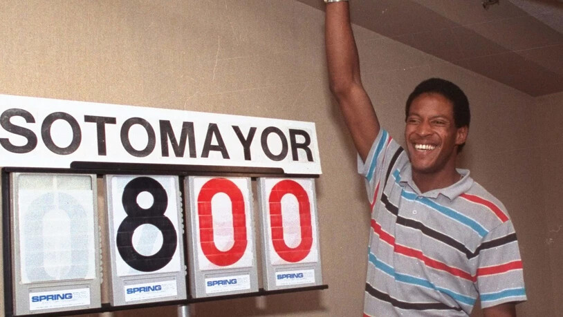 Acht Fuss, so hoch wie ein Fussballtor: Javier Sotomayor zeigt, wie hoch er am am 29. Juli 1989 gesprungen ist
