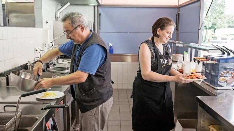 Bieten auch griechische Spezialitäten an: Anna Sismanidou und Konstantinos Thysiadis im Kiosk der Badi Netstal. Bild Sasi Subramaniam