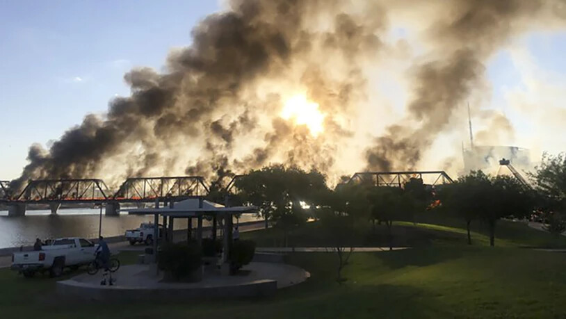 Nach einer Zugentgleisung auf einer Brücke ist im US-Bundesstaat Arizona ein Grossbrand ausgebrochen.