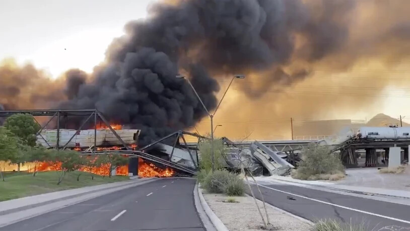 dpatopbilder - Rauch steigt nach einem Zugunglück von einer brennenden Zugbrücke im US-Bundesstaat Arizona hoch. Die Behörden ermitteln, was zu dem Unfall führte. Foto: Uncredited/Daniel Coronado/AP/dpa