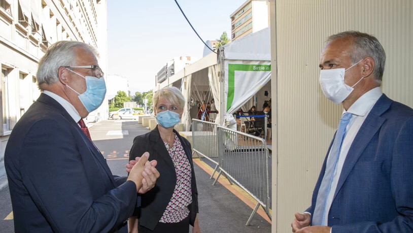 Bertrand Levrat, Direktor des Genfer Unispitals, zeigt Isabelle Moret und Hans Stöckli das Covid-19-Empfangszelt auf dem Klinikgelände.