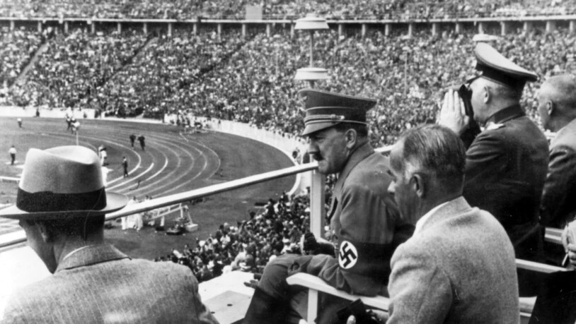 Adolf Hitler verfolgt das Geschehen im Stadion.