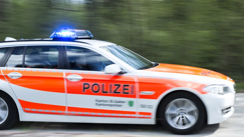 Kriminelle haben sich in St. Gallen als Polizisten ausgegeben und einer Frau via Telefon 90'000 Franken Bargeld abgeknöpft. Das Geld sei nötig für eine Tochter, die einen schweren Unfall gehabt habe, gaben die Täter an. (Symbolbild)