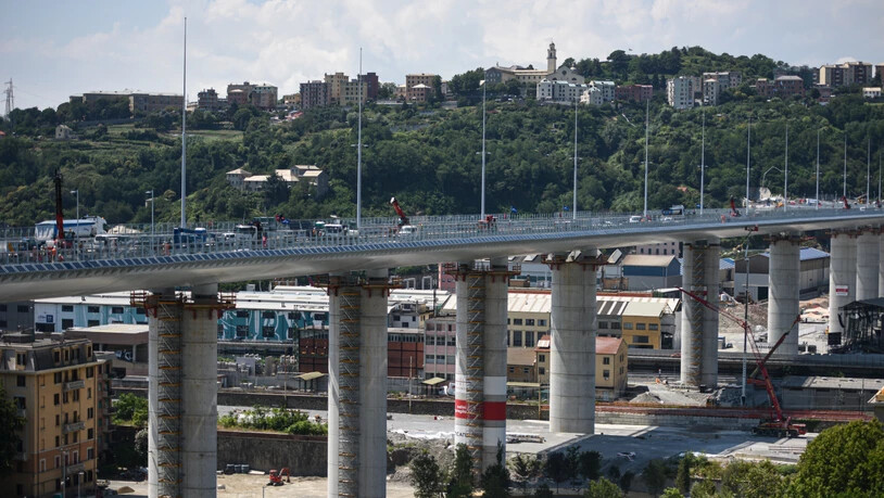 Eine Gesamtansicht der neuen Brücke von Genua. Eine Woche vor der feierlichen Eröffnung der neuen Autobahnbrücke in der italienischen Hafenstadt Genua hat das renommierte Orchester der Akademie Nazionale di Santa Cecilia am Fuß des Bauwerks ein Konzert…