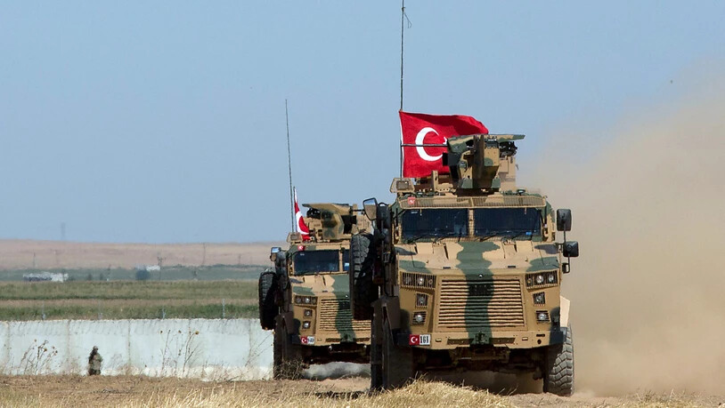 ARCHIV - Gepanzerte Militärfahrzeuge der türkischen Streitkräfte fahren auf der syrischen Seite der Grenze zur Türkei entlang. Foto: Maya Alleruzzo/AP/dpa